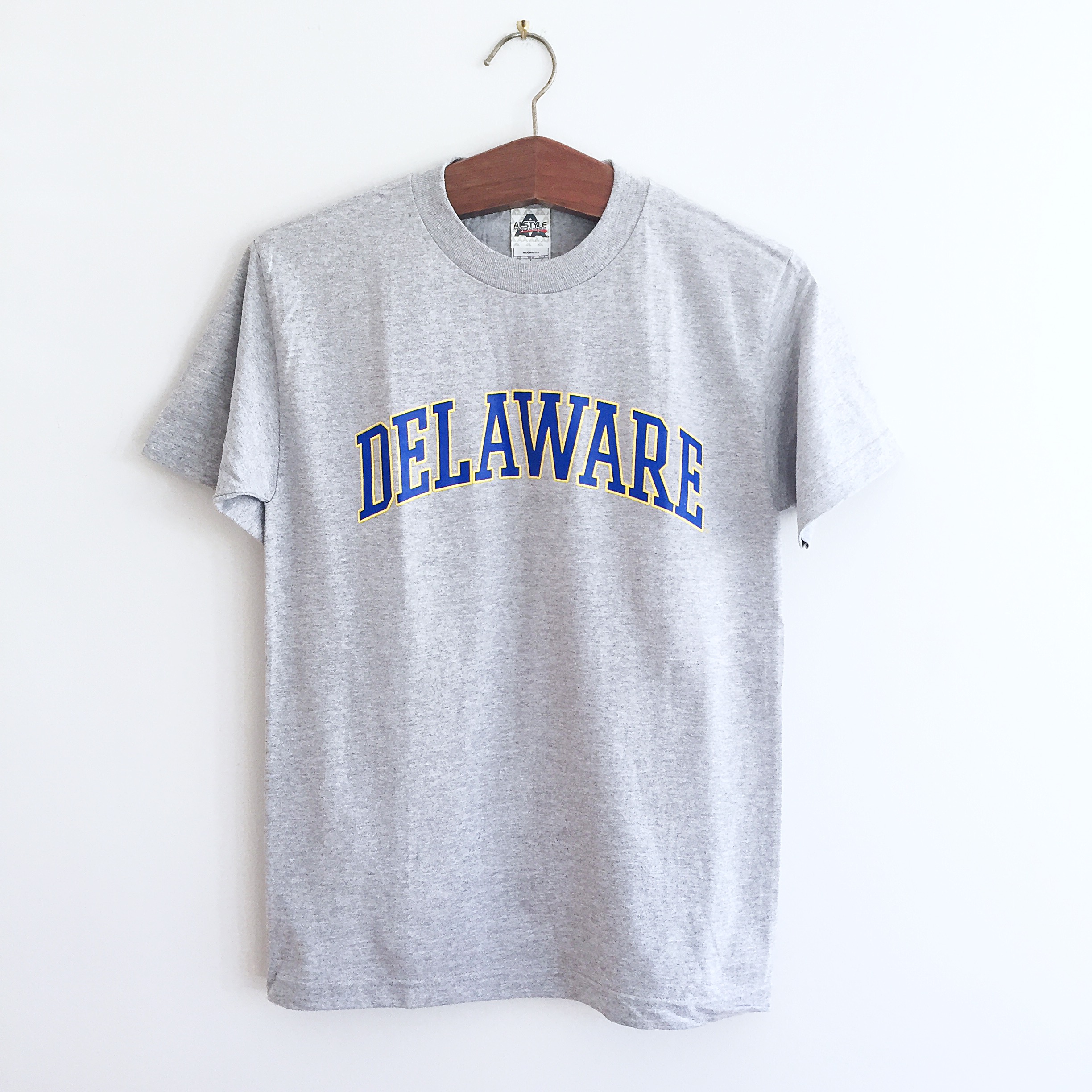University of Delaware Arched Delaware T-shirt – Oxford – National 5 and 10