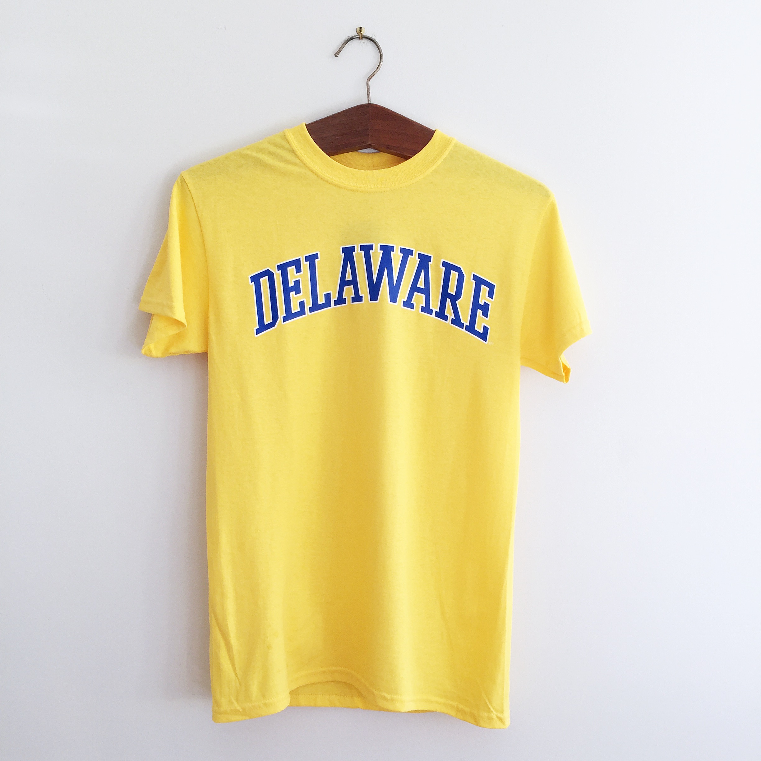 University of Delaware Arched Delaware T-shirt – Yellow – National 5 and 10